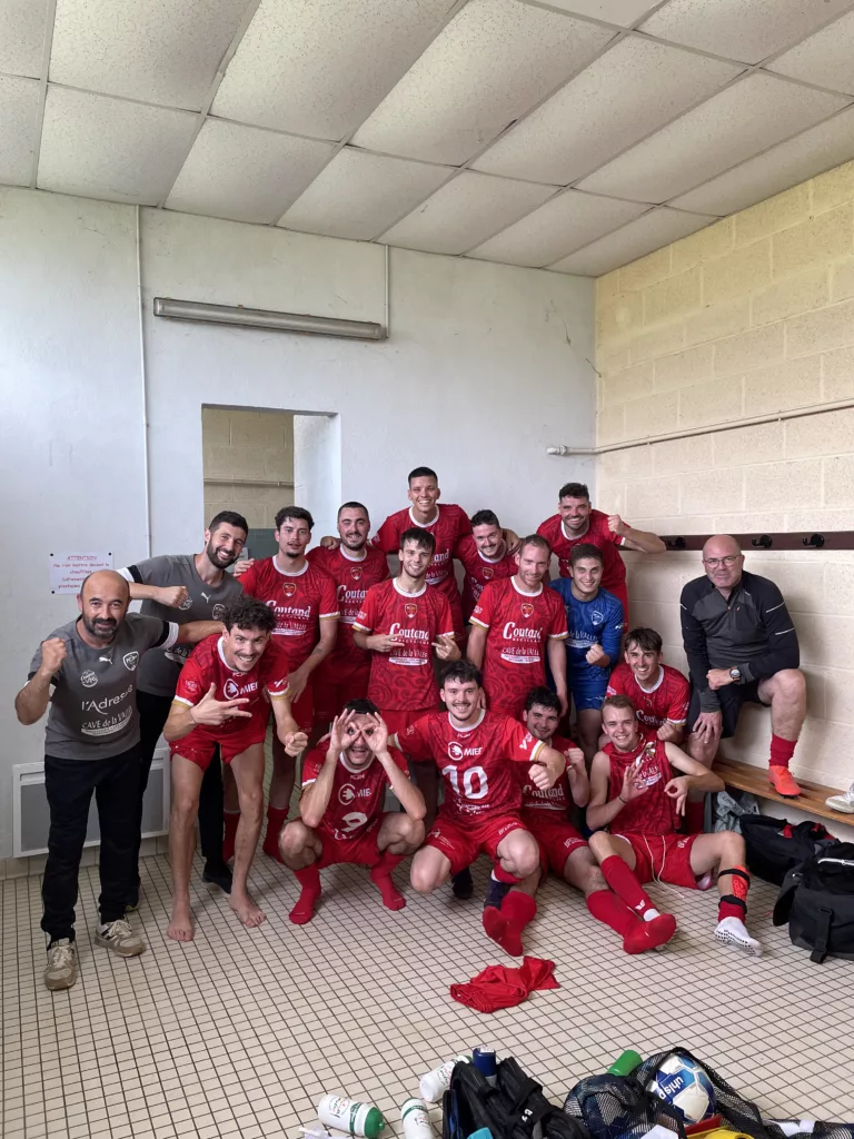Joueurs du FC3M posant dans le vestiaire après le match